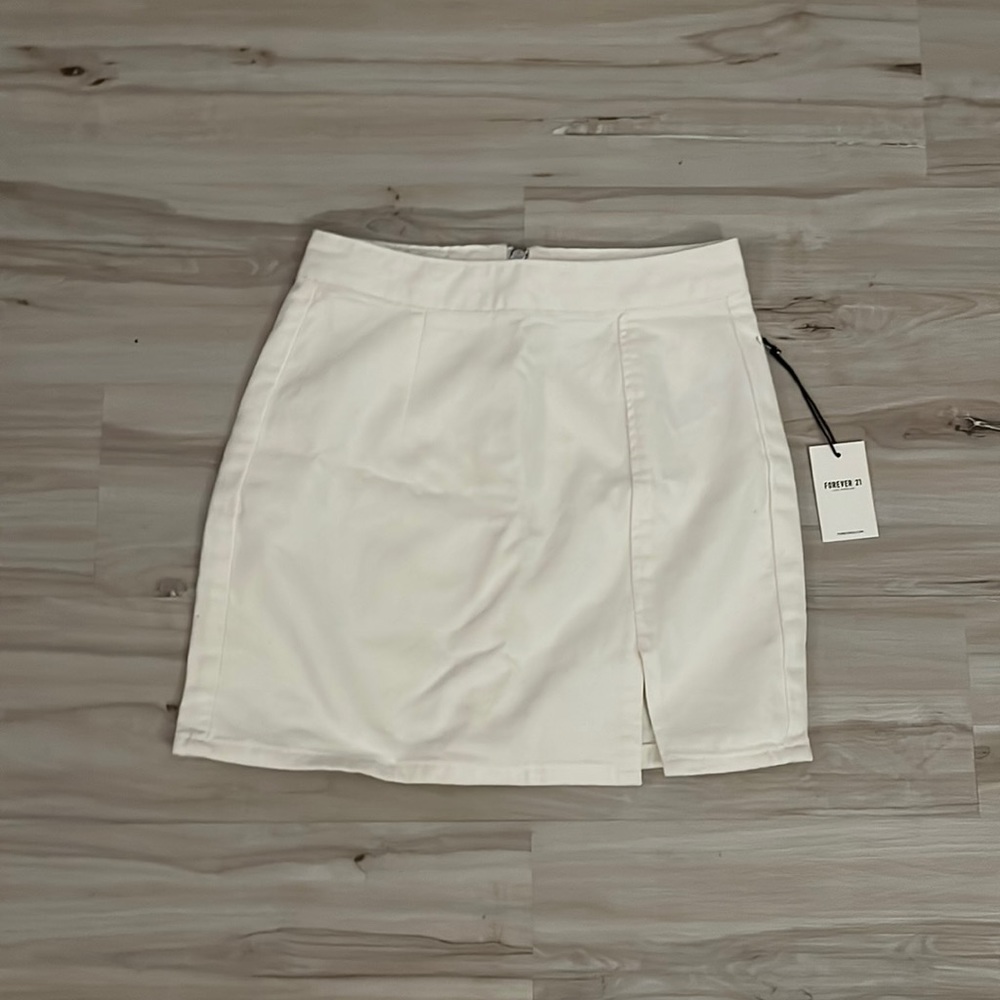 Fitted white skirt